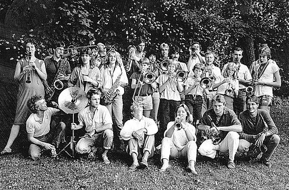 Gruppenbild der Bigband 1986: historische Aufnahme mit bekannten Gesichtern. 