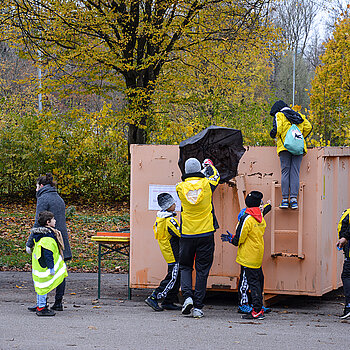 Größere Gegenstände (Fahrräder, Eisenstangen, Gitter etc.) werden von den vielen fleißigen Helfer*innen in den bereitgestellten Containern ordnungsgemäß entsorgt. (Foto: Stadt Freising) 