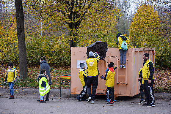 Größere Gegenstände (Fahrräder, Eisenstangen, Gitter etc.) werden von den vielen fleißigen Helfer*innen in den bereitgestellten Containern ordnungsgemäß entsorgt. (Foto: Stadt Freising) 