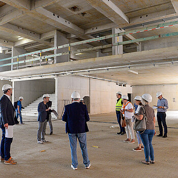 Vom Haupteingang geht es ins Foyer, das quasi die Schnittstelle zwischen Grund- und Mittelschule bildet. (Foto: Stadt Freising)