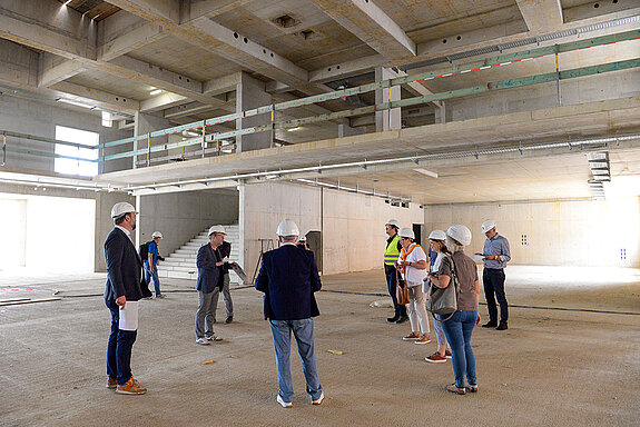 Vom Haupteingang geht es ins Foyer, das quasi die Schnittstelle zwischen Grund- und Mittelschule bildet. (Foto: Stadt Freising)