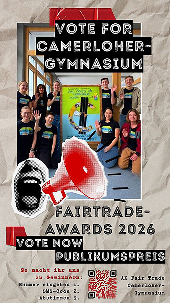 Der Arbeitskreis Fairtrade des Camerloher-Gymnasiums Freising hat den Publikumspreis der Fairtrade Awards 2026 gewonnen. Bildrechte: Daniela Görlich-Kunert ein Werbeflyer in beige und rot mit einem Foto des AK Fairtrade (Schülerinnen und Schüler in einheitlichen schwarzen T-Shirts)