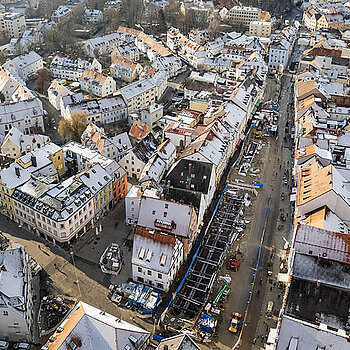 Blick auf Obere Hauptstraße und (links) Bahnhofstraße: Die Arbeiten in der Oberen Altstadt und insbesondere die Öffnung der Stadtmoosach ist 2021 gut vorangekommen. (Drohnenfoto vom Dezember 2021: F.J. Kirmaier/das produktionshaus)