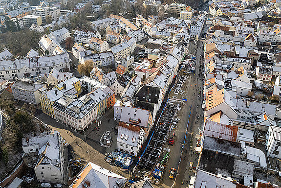 Blick auf Obere Hauptstraße und (links) Bahnhofstraße: Die Arbeiten in der Oberen Altstadt und insbesondere die Öffnung der Stadtmoosach ist 2021 gut vorangekommen. (Drohnenfoto vom Dezember 2021: F.J. Kirmaier/das produktionshaus)