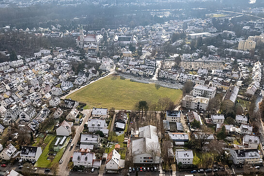 Für die landwirtschaftlich genutzte Fläche in Neustift liegen Entwürfe für neue Wohngebiet vor. (Drohnenfoto: F.J. Kirmaier/das produktionshaus)
