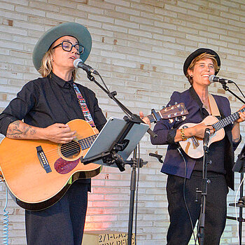 Mit Akustik-Pop-Rock begeisterte das Duo die Gäste. (Foto: Stadt Freising)