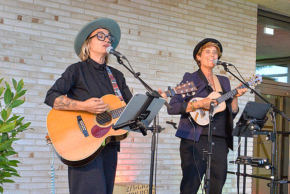 Mit Akustik-Pop-Rock begeisterte das Duo die Gäste. (Foto: Stadt Freising)