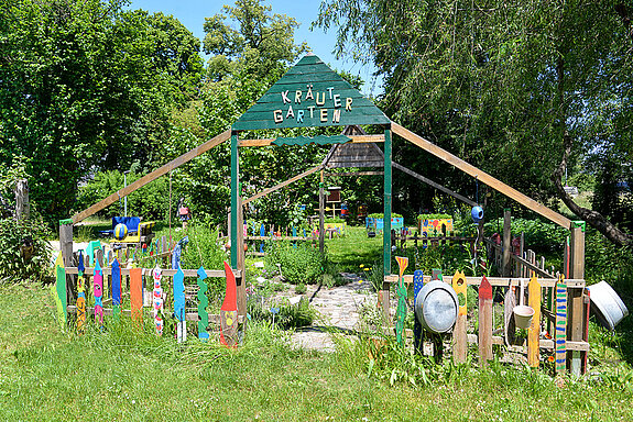 Im Kräutergarten wachsen verschiedenste Würz- und Heilkräuter, die zu Salz, Ölen oder Pesto verarbeitet werden. (Foto: Stadt Freising)