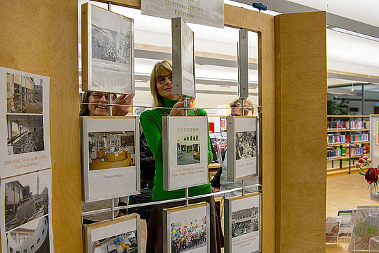 Eine kleine Fotoausstellung präsentiert die vier Standorte der Bibliothek seit ihrer Gründung 1959. (Foto: Stadt Freising)