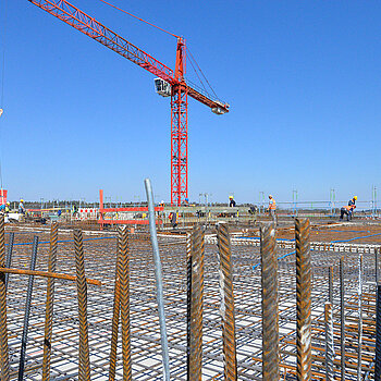 Im April 2021 wurde noch am Dach des Mittelschul-Baus gearbeitet. (Foto: Stadt Freising)