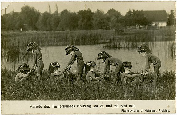 Acht als Frösche maskierte Turner auf den Ängern zwischen Anger- und Gartenstraße (Stadtarchiv Freising, Postkartensammlung).