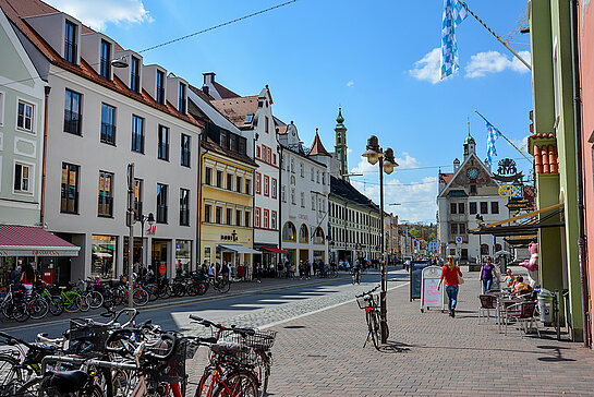 Das Foto zeigt die Innenstadt Freising mit Blick auf eine historische Häuserzeile und den Marienplatz.