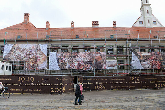 Hinter der Fassade des Asamgebäudes wird mit Hochdruck an der grundlegenden Sanierung des historischen Ensembles gearbeitet.