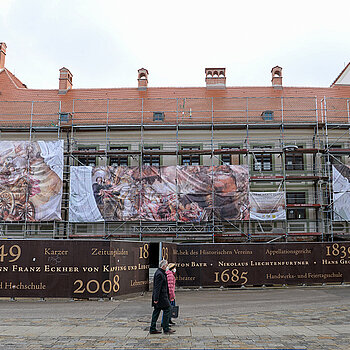 Hinter der Fassade des Asamgebäudes wird mit Hochdruck an der grundlegenden Sanierung des historischen Ensembles gearbeitet.