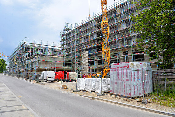 Blick von der Weinmillerstraße auf die Schulgebäude - hinten die Grundschule, vorne die Mittelschule. (Foto: Stadt Freising)