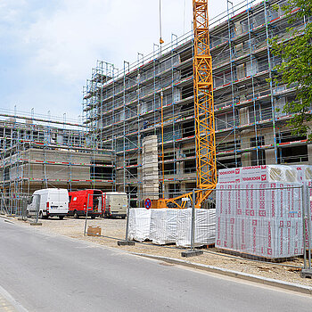 Blick von der Weinmillerstraße auf die Schulgebäude - hinten die Grundschule, vorne die Mittelschule. (Foto: Stadt Freising)