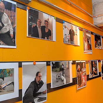 Eine Bildergalerie mit Schnappschüssen aus dem Kulturamt empfing die Gäste im Lindenkeller.