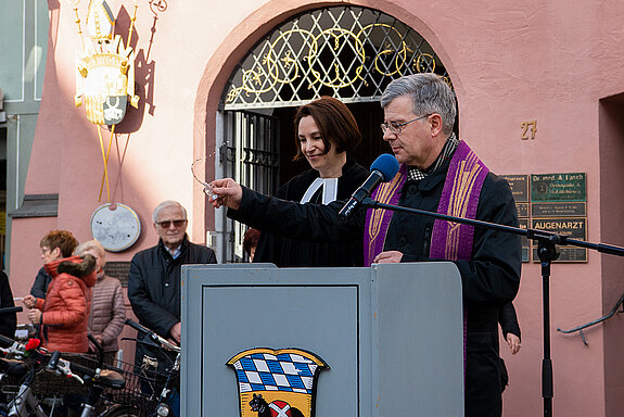 Spenden den kirchlichen Segen (von links): Pfarrerin Dorothee Löser und Monsignore Peter Lederer. (Foto: Stadt Freising)