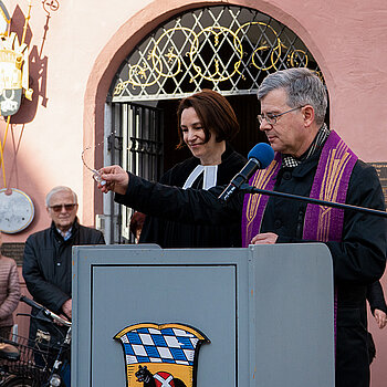 Spenden den kirchlichen Segen (von links): Pfarrerin Dorothee Löser und Monsignore Peter Lederer. (Foto: Stadt Freising)