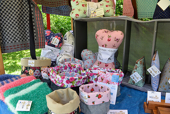 Regionale und handgemachte Produkte rund um die Rose. (Foto: Stadt Freising)
