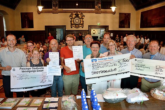 In die Pedale treten für einen guten Zweck: 2017 wurde das STADTRADELN in von einer sozialen Komponente begleitet. Für jeden „erradelten“ Kilometer konnten Sponsorengelder eingeworben werden, die der Bürgerstiftung Freising zu Gute kamen