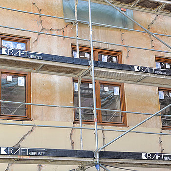 Im gesamten Asamgebäude werden 300 individuell hergestellte Eichenfenster, angefertigt von einem Schreiner nach historischem Vorbild, erneuert. (Foto: Stadt Freising)
