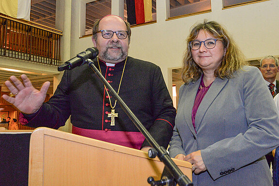 Weihbischof Wolfgang Bischof stellt Theresa Reischl als Mitarbeiterin im Projektteam "1300 Jahre Korbinian in Freising" vor.