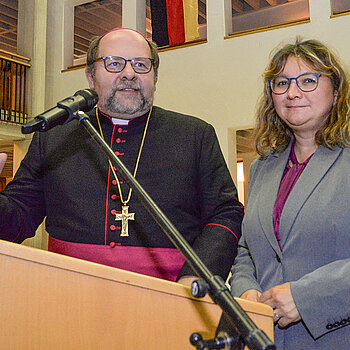 Weihbischof Wolfgang Bischof stellt Theresa Reischl als Mitarbeiterin im Projektteam "1300 Jahre Korbinian in Freising" vor.
