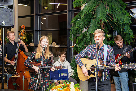 Mit selbstgeschriebenen Songs begeisterten "Mieke and the Boys" die Gäste. (Foto: Stadt Freising)