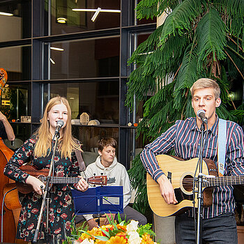 Mit selbstgeschriebenen Songs begeisterten "Mieke and the Boys" die Gäste. (Foto: Stadt Freising)