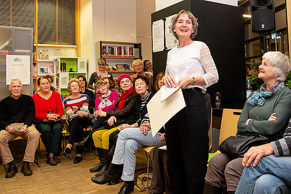 Brigitta Sutor hat die "Story Hours" als Idee aus den USA mitgebracht und etablierte 1994 die Vorlesenachmittage für Kinder. (Foto: Stadt Freising)