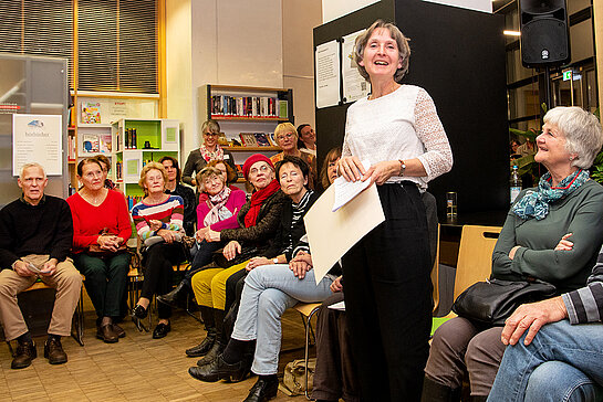 Brigitta Sutor hat die "Story Hours" als Idee aus den USA mitgebracht und etablierte 1994 die Vorlesenachmittage für Kinder. (Foto: Stadt Freising)