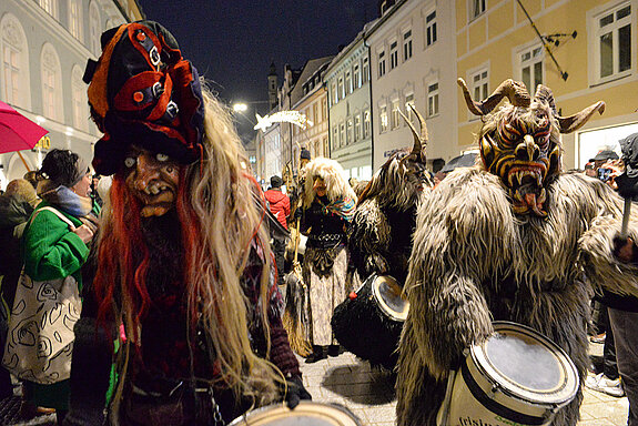 Zum Eröffnungsfest der Oberen Altstadt im Dezember 2023 gaben sich auch die Freisinger Perchten ein Stelldichein. (Foto: ski)