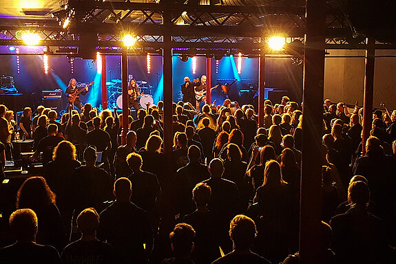 Und es geht auch so richtig der Punk ab: Ausgelassen wird im Unterhaus gefeiert, getanzt und gebangt. (Foto: Stadt Freising) 