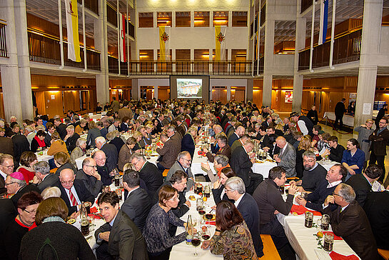 Beeindruckendes Bild: Der Kulturelle Partnerschaftsabend ist inzwischen wie ein großes Familientreffen. (Foto: Stadt Freising)