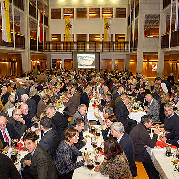 Beeindruckendes Bild: Der Kulturelle Partnerschaftsabend ist inzwischen wie ein großes Familientreffen. (Foto: Stadt Freising)