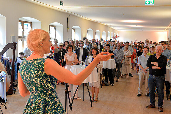 Das Foto zeigt im Vordergrund Eva Willberg, neue Leiterin des Stadtmuseums, und im Hintergrund die Gäste des Kulturempfangs.