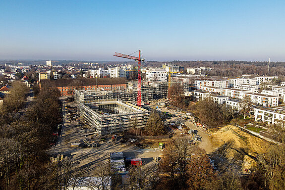 Blick auf die Baustelle für die Stein-Parkschulen. (Foto: Franz Josef Kirmaier/ das produktionshaus)