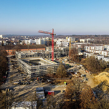 Blick auf die Baustelle für die Stein-Parkschulen. (Foto: Franz Josef Kirmaier/ das produktionshaus)