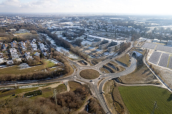 Ab 10. Januar 2022 ist der Kreisverkehrs an der Thalhauser Straße auch Richtung Tunnel offen: Die Westtangente geht an diesem Tag in Betrieb. (Drohnenfoto: F.J. Kirmaier/das produktionshaus)