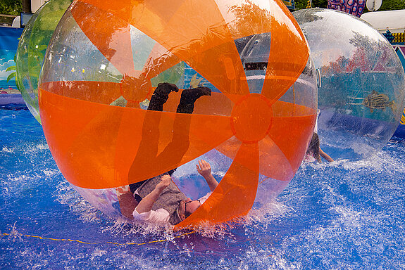 Wer sich schwungvoll in den Plastikball plumpsen lässt, .... (Foto: Stadt Freising)