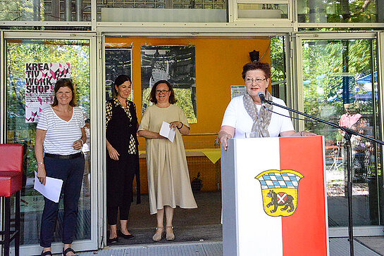 Bürgermeisterin Bönig berichtet vom sozialen Wohnungsbau in Freising, im Hintergrund (v.l.) Karin Sandeck, Barbara Schelle und Hilde Strobl. (Foto: Stadt Freising)