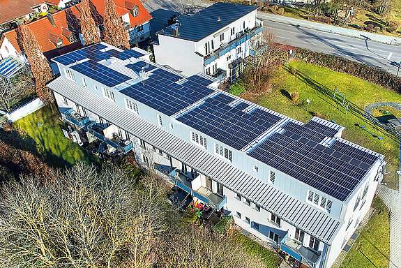 Installation von Fotovoltaik im Zuge einer Dachreparatur der Wohnanlage in der Haindlfingerstraße 9. (Foto: FOTOCRAFT) 