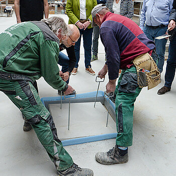 Letzter Akt: Mit der Betonplatte wird der Schacht verschlossen. (Foto: Stadt Freising) 