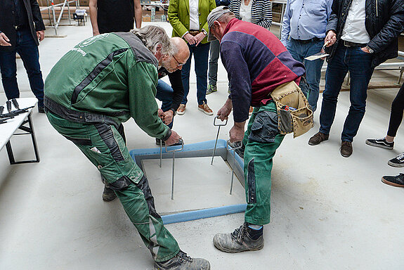 Letzter Akt: Mit der Betonplatte wird der Schacht verschlossen. (Foto: Stadt Freising) 