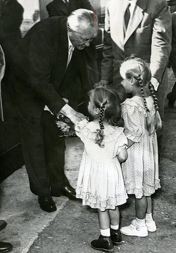 Konrad Adenauer bei seinem Besuch am 13. August 1953 in Freising. 