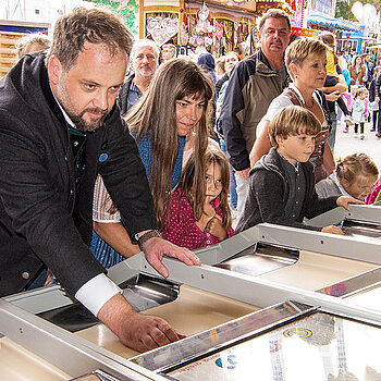 Ob die Kugel so rollt, wie es OB Tobias Eschenbacher will? (Foto: Stadt Freising)