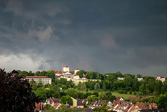 Auch in Freising häufen sich extreme Wetterereignisse. Hier ein Foto, das unmittelbar vor einem Hagelsturm im Juni 2019 aufgenommen wurde. (Foto: sda)