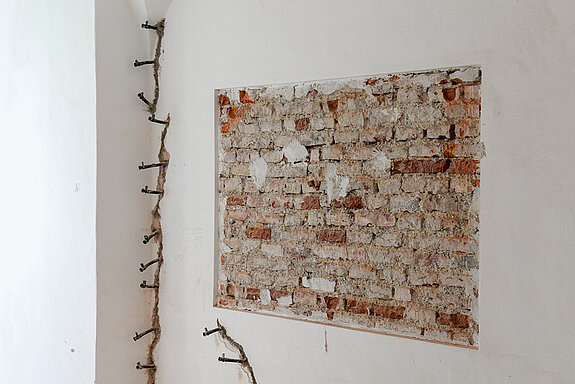 Wie aufgereihte Nadeln im Mauerwerk: Tatsächlich wird von Vernadelungs- und Verpressungarbeiten gesprochen, die zur Stabilisierung der historischen Mauern zum Einsatz kommen. (Foto: Stadt Freising)