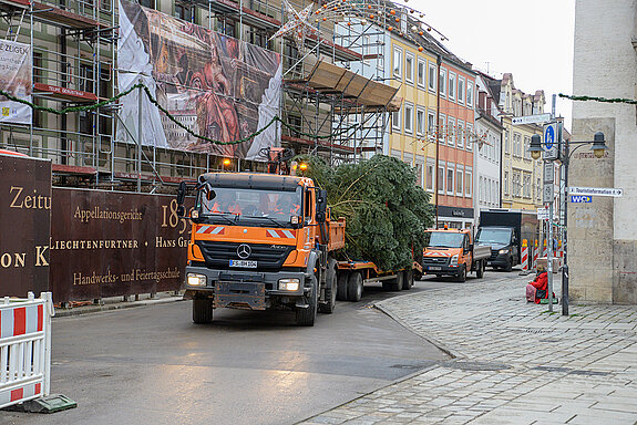 In einem Monat ist Weihnachten - und pünktlich trifft auch der große Christbaum am Marienplatz ein.